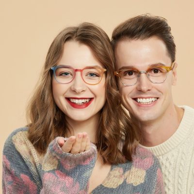 美金换算编辑部主编的工作照：一位戴细框眼镜的编辑坐在深棕木桌前翻看纸质笔记，桌面摊着计算器与便签，暖色台灯照着书页，氛围安静专注